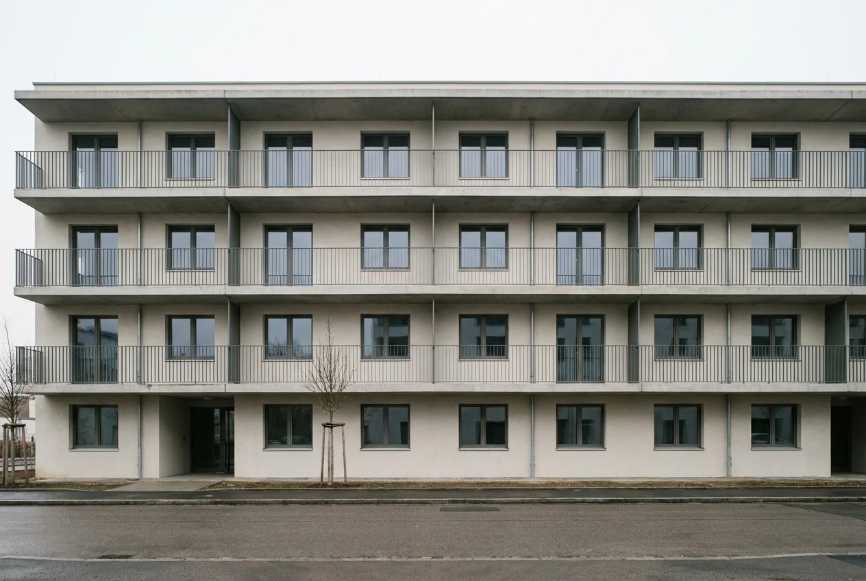 Wohnhaus mit auskragenden Balkonen, Südfassade.